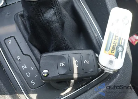 2015 Volkswagen Jetta 1.8T Se z USA, uszkodzony, nr VIN 3VWD17AJ5FM319637